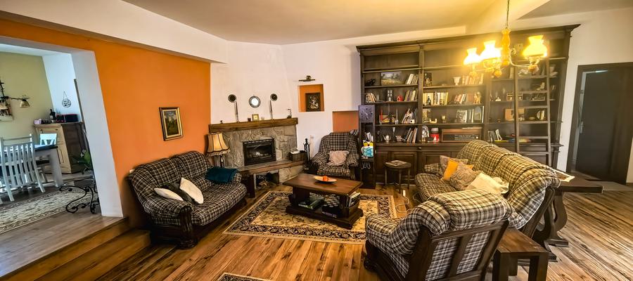 Casă individuală cu 5 camere cu Teren 4825 Mp în Est