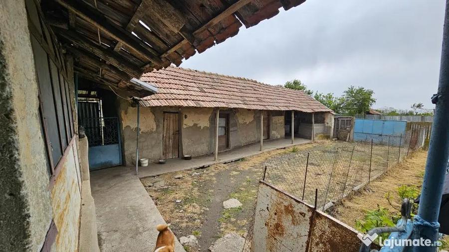 Casă cu 2 camere cu Teren 1500 Mp în Urzica