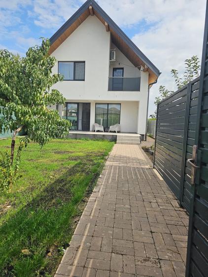 Duplex cu 5 camere cu Teren 265 Mp în Tamași