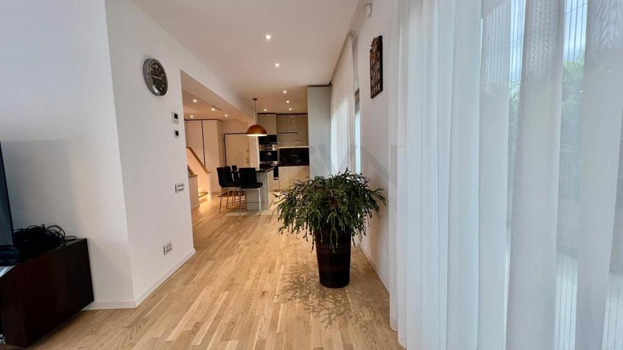 Penthouse cu 4 camere decomandat, mobilat în Dacia
