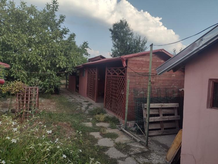 Casă individuală cu 4 camere cu Teren 1800 Mp în Comănița