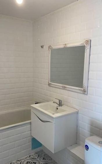 Apartament cu 4 camere semidecomandat, mobilat în Ghencea