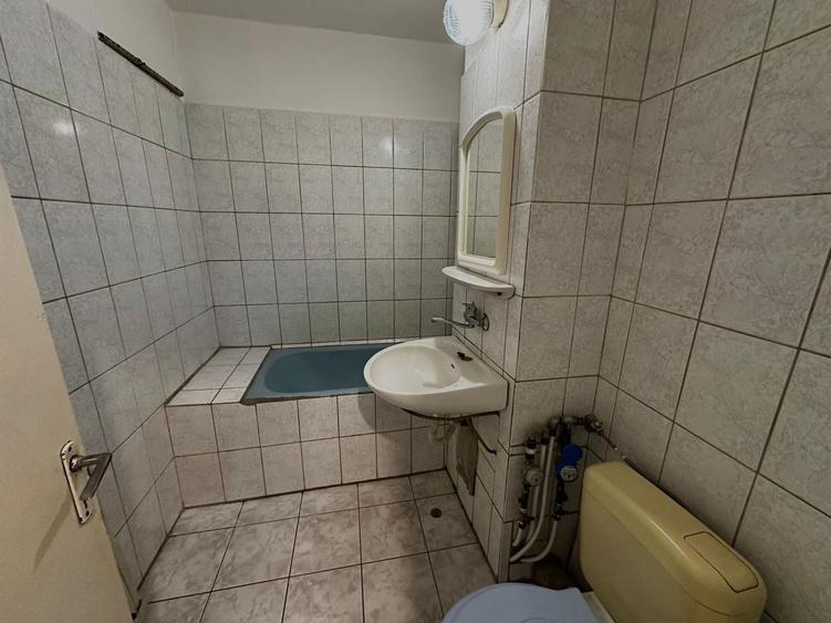 Apartament cu 3 camere decomandat în Valenta