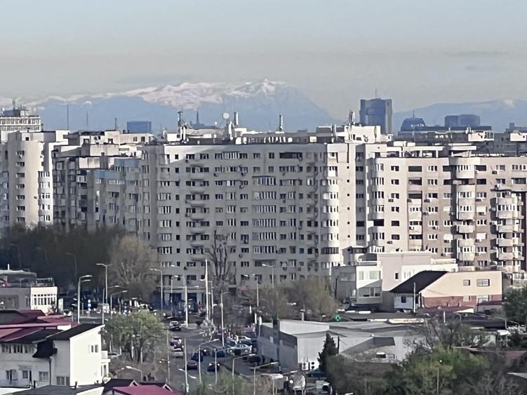 Apartament cu 3 camere decomandat, mobilat în Berceni