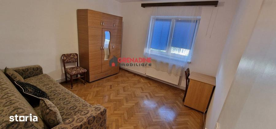 Apartament cu 4 camere decomandat în Astra
