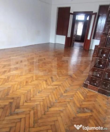 Casă cu 7 camere cu Teren 100 Mp în Central