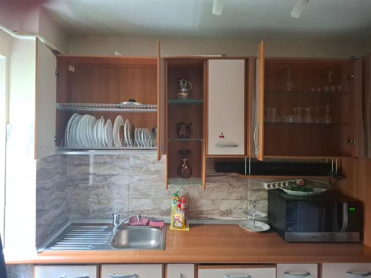 Apartament cu 3 camere semidecomandat în Podul de Piatră
