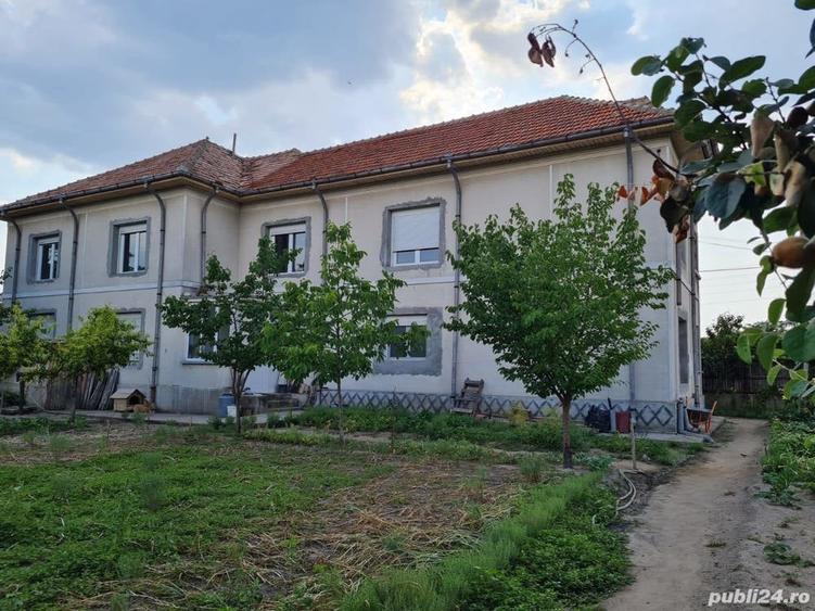 Casă cu 12 camere în Cernele