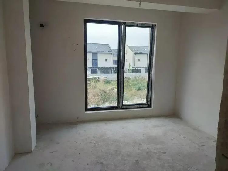 Casă cu 3 camere cu Teren 200 Mp în Vest