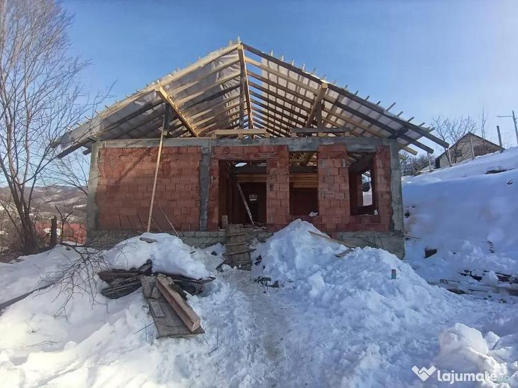 Casă cu 2 camere cu Teren 500 Mp în Central