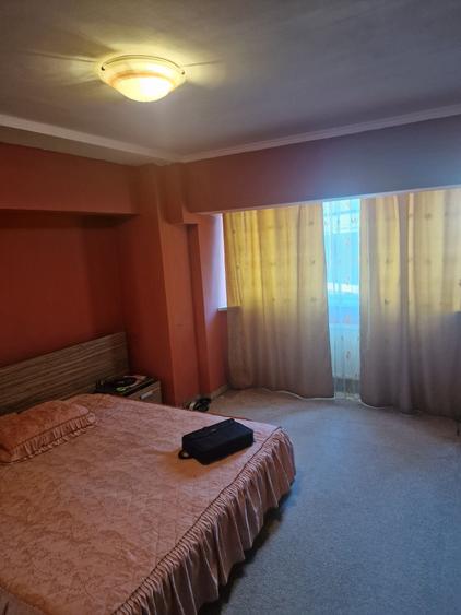 Apartament cu 4 camere decomandat în Trocadero