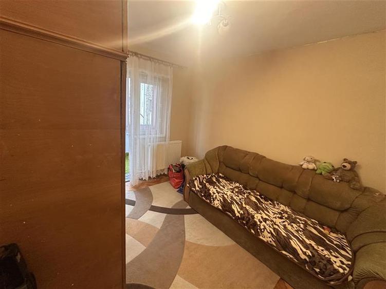 Apartament cu 3 camere semidecomandat, mobilat în Girocului