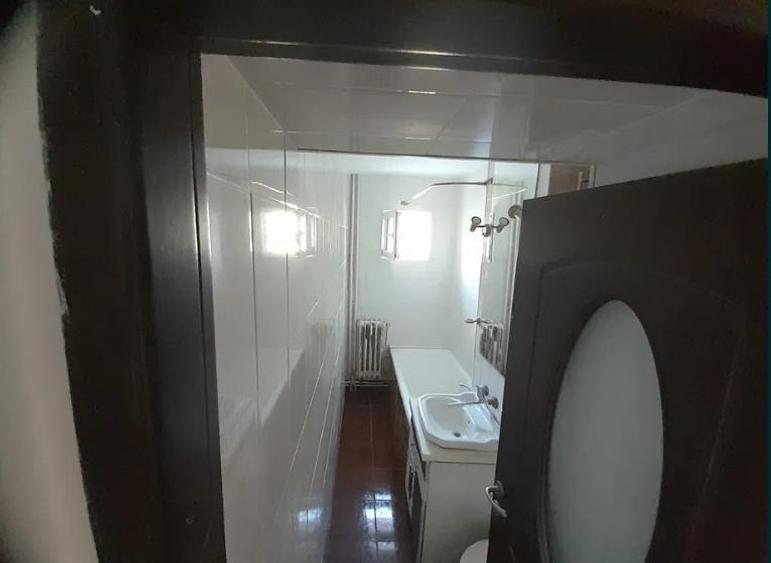 Apartament cu 3 camere semidecomandat în Mircea cel Bătrân