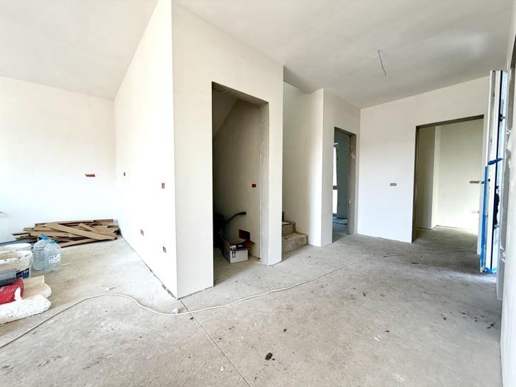 Duplex cu 5 camere cu Canalizare în Dumbrăvița