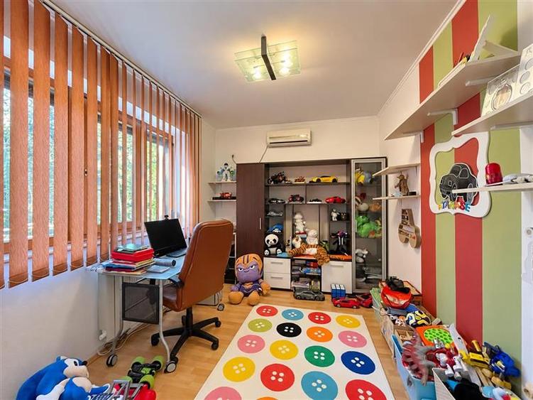 Casă individuală cu 6 camere cu Teren 911 Mp în Central