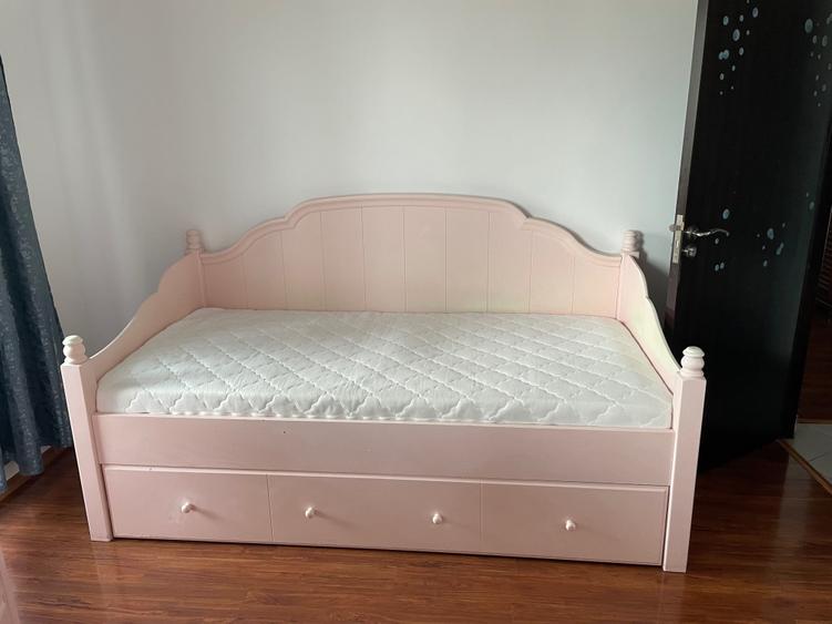 Apartament cu 3 camere semidecomandat în Titan