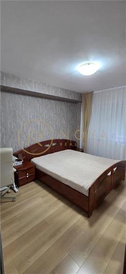 Apartament cu 4 camere semidecomandat în Politehnica
