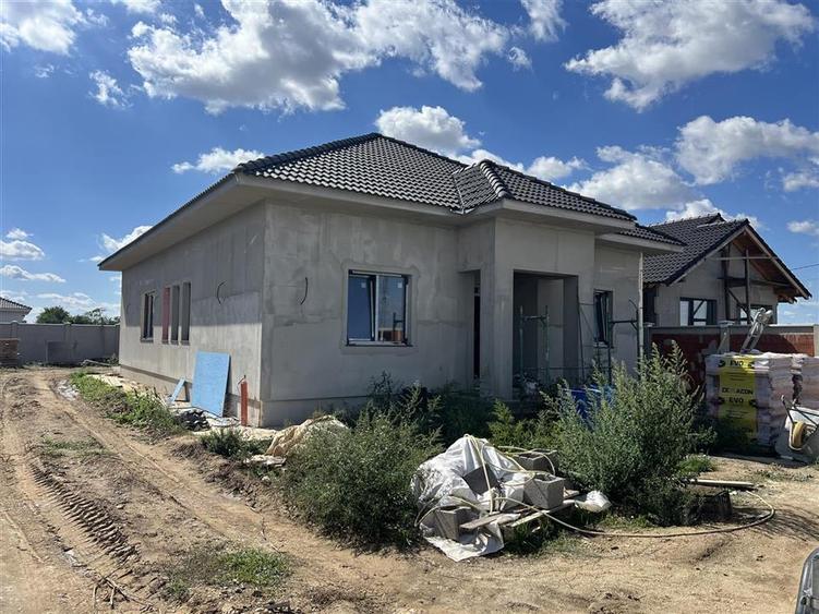 Casă cu 5 camere cu Teren 500 Mp în Sântandrei