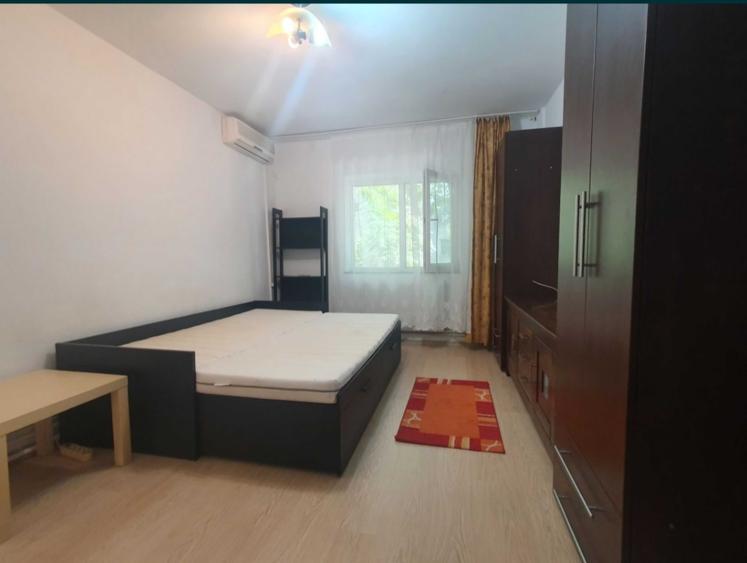 Garsonieră decomandată în Gorjului