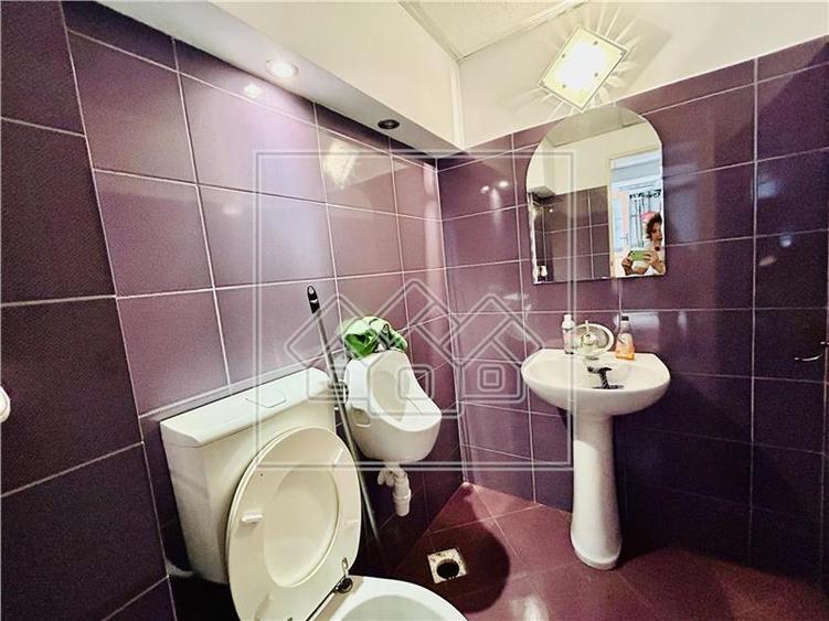 Casă individuală cu 7 camere cu Canalizare în Șelimbăr