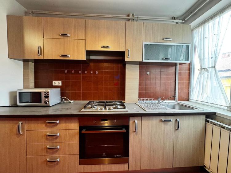 Apartament cu 2 camere semidecomandat, mobilat în Central