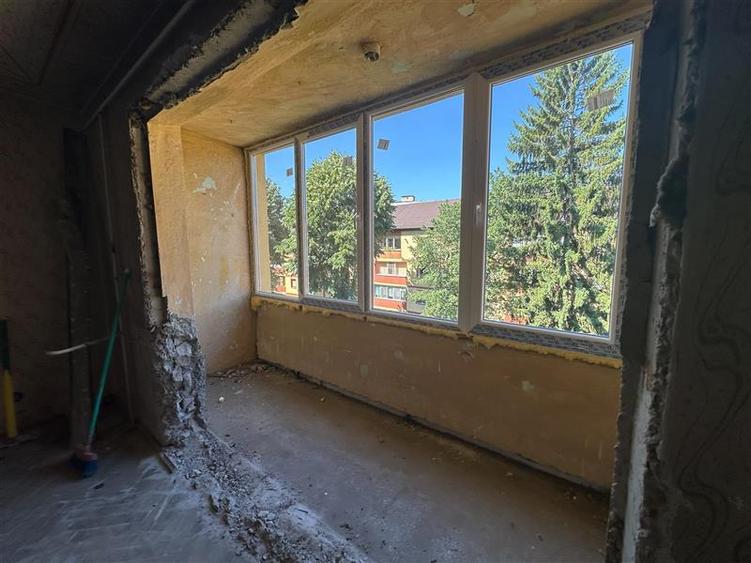 Apartament cu 3 camere semidecomandat în Micro II