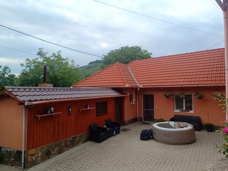 Casă cu 4 camere în Văleni