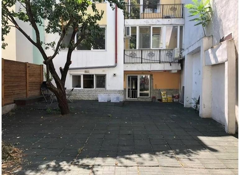 Casă individuală cu 9 camere cu Canalizare în Moșilor