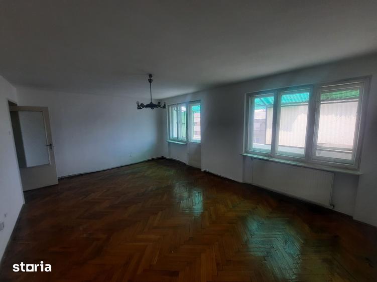 Apartament cu 4 camere în Semicentral