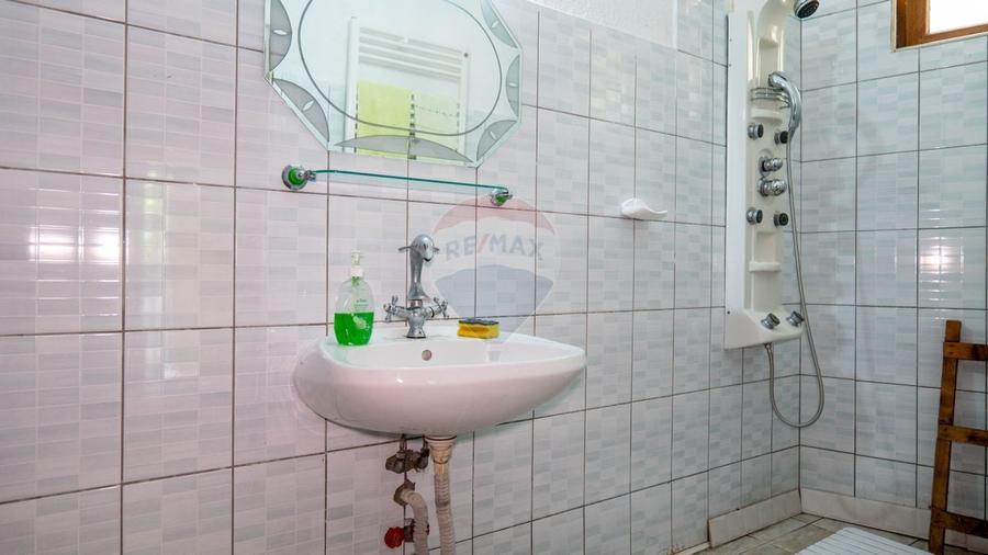 Casă individuală cu 10 camere cu Teren 1348 Mp în Sânbotin