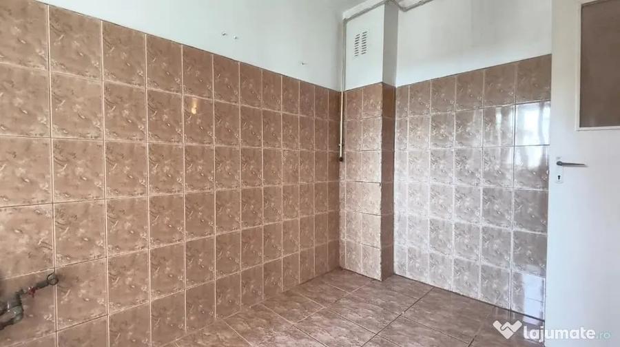 Apartament cu 4 camere semidecomandat în Piața Centrală
