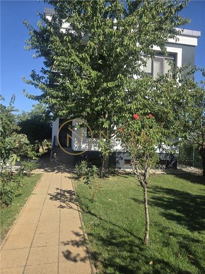 Casă individuală cu 6 camere cu Canalizare în Central