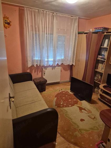 Vand apartament 4 camere decomandat et.1 micro V - 4