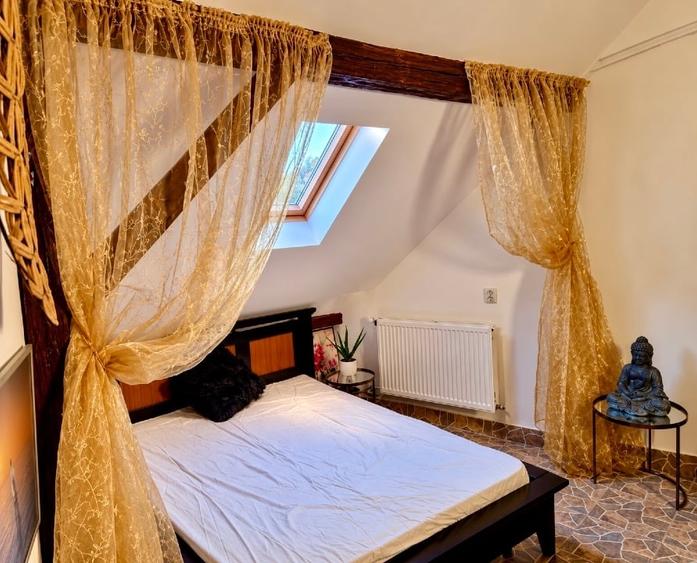 Apartament cu 5 camere semidecomandat, mobilat în Universitate