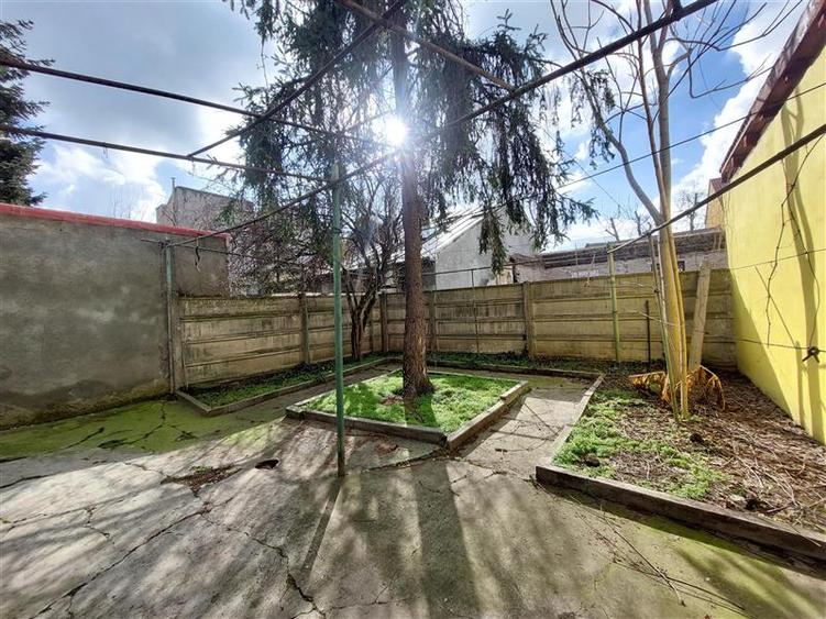 Casă cu 8 camere cu Canalizare în Central