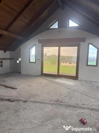 Casă cu 7 camere cu Teren 1674 Mp în Frătăuții Vechi