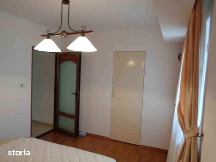 Apartament cu 3 camere decomandat în Calea București