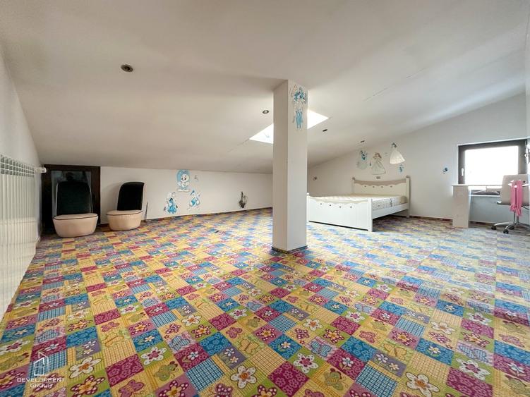 Duplex cu 11 camere cu Garaj în Central