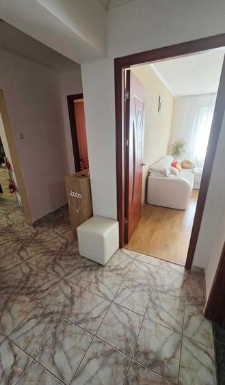 Apartament cu 3 camere decomandat în Exterior Vest