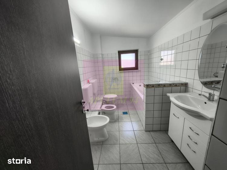 Casă cu 7 camere cu Teren 280 Mp în Rahova