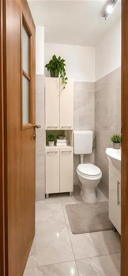 Apartament cu 3 camere semidecomandat, mobilat în Florilor