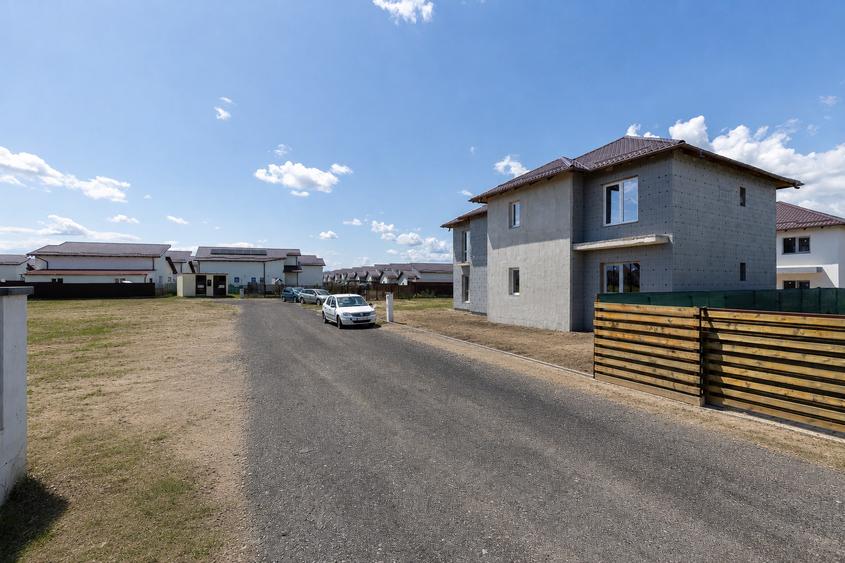 Duplex cu 4 camere cu Canalizare în Sânpetru
