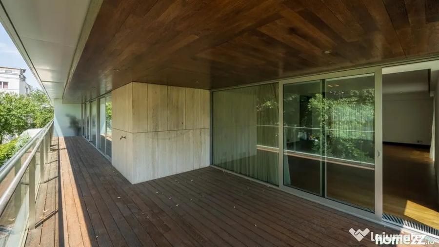 Apartament cu 4 camere decomandat în Primăverii
