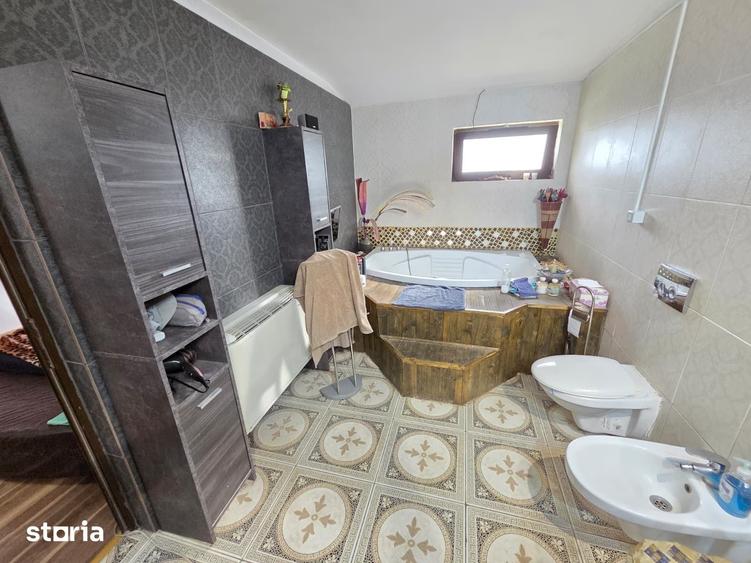 Casă cu 8 camere cu Teren 660 Mp în Micro 2