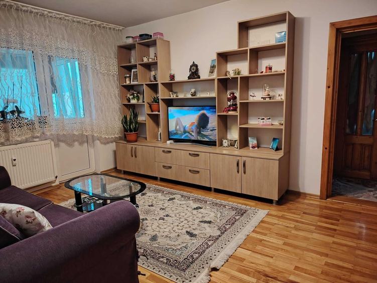 Apartament cu 3 camere semidecomandat în Central