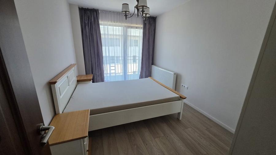 Apartament cu 3 camere semidecomandat, mobilat în Hotvon