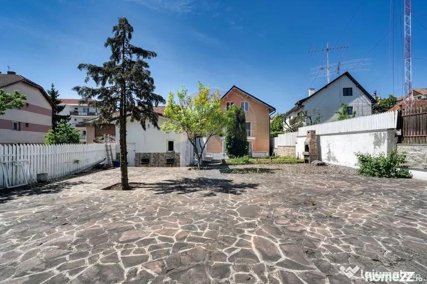 Casă cu 10 camere cu Teren 710 Mp în Central