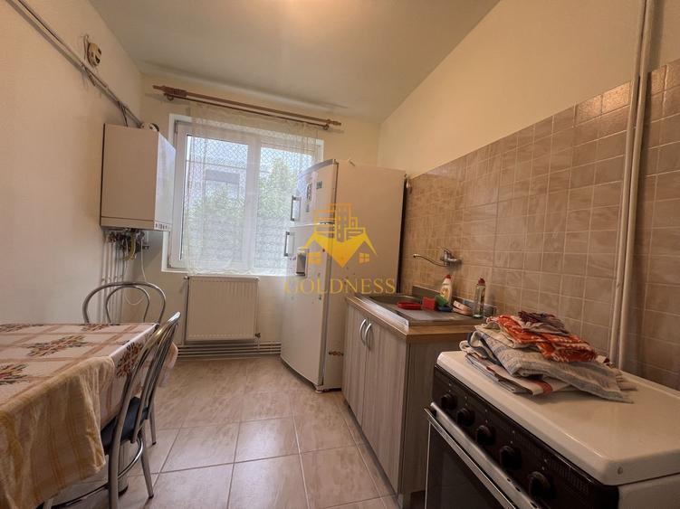Apartament cu 3 camere semidecomandat, mobilat în Gară