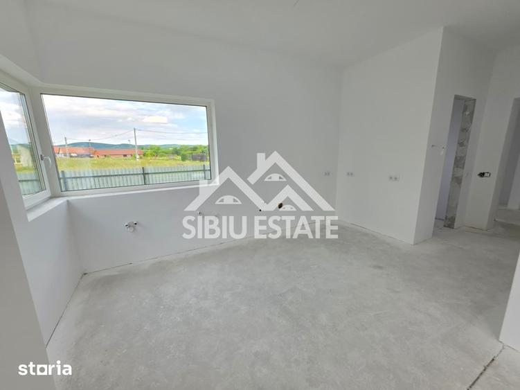 Casă cu 5 camere cu Teren 486 Mp în Cristian