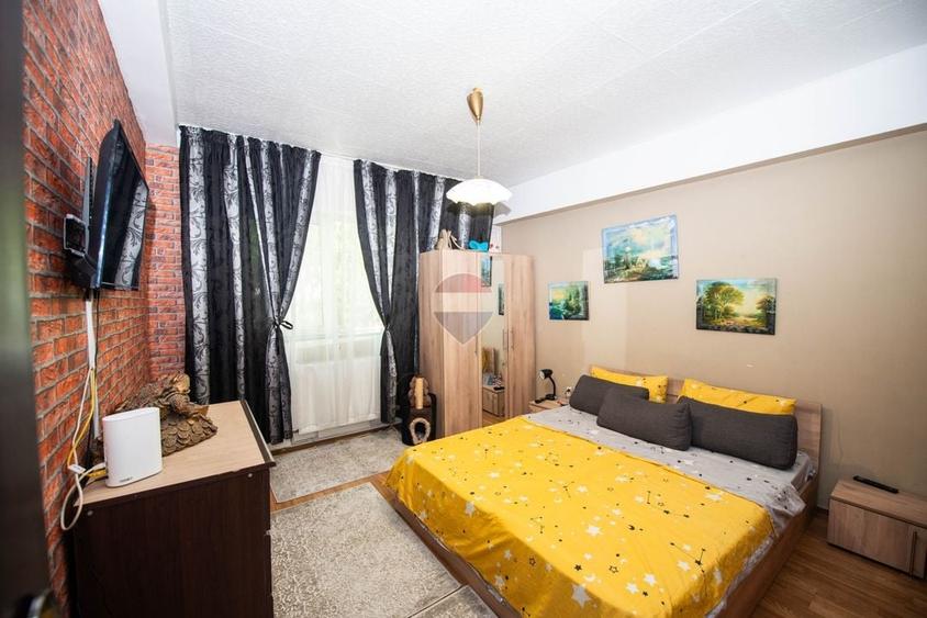 Casă individuală cu 7 camere cu Teren 383 Mp în Periferie